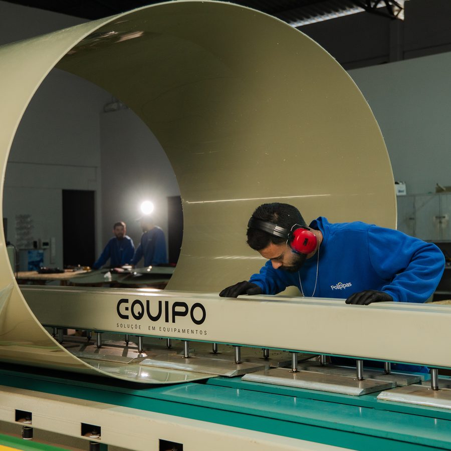 Corpo do tanque em polipropileno na linha de produção